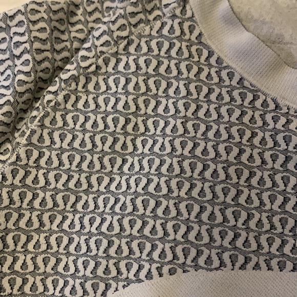 Lululemon rare retro long sleeve. Slight discoloration, shown and pic 4 & 5 - Picture 3 of 6